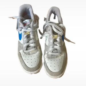 Nike Air Force 1 - använda i mycket bra skick, behöver dock en omgång i tvättmaskinen