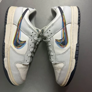 Nike Dunk Low 3D swoosh - Nike Dunk Low 3D Swoosh  Slutsålda på nike hemsidan. Finns tillgängliga på andra hemsidor för ca 2500kr  Orginal låda ingår samt kvitto om det önskas.  Hör av dig vid fler frågor!