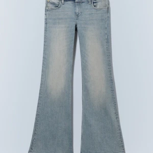 Ljusblå bootcut jeans - Säljer ett par snygga ljusblå lågmidjade bootcut jeans i mycket bra skick. Dem är använda en gång. De är från Cheap monday och i storleken 28/34 och passar perfekt på mig som brukar ha storlek S och är 175cm lång!