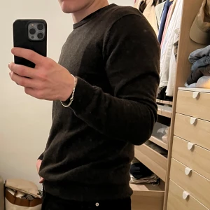 Matinique Merino Pullover - Mörkbrun matinique pullover i 100% merino som använts runt 15 gånger. Storleken är M och nypris är 1199kr  Jag är 177cm och väger 76kg