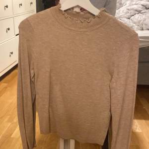 Säljer en superfin beige tröja från Vero Moda i storlek XS. Den har en söt volangdetalj vid halsen och är långärmad. Perfekt för höst och vår! Tröjan är i mycket bra skick och gjord av mjukt material som känns skönt mot huden. Passar både till vardags och lite finare tillfällen. 🌟aldrig använd