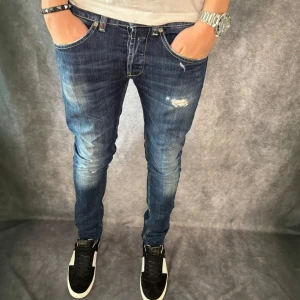 DONDUP GEORGE JEANS  - // Dondup George jeans | storlek w32, benlängd: 102cm, midjemått: 39cm | Nypris runt 4000 | Kontakta för fler frågor eller funderingar // Deluxecloset 