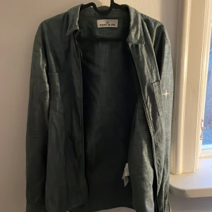 Blå overshirt från Stone Island - Säljer en Stone island overshirt i väldigt bra skick med nypris på runt 4000 äkta såklart. Perfekt för vår och höst! Passar både till vardags och lite finare tillfällen. 🧥