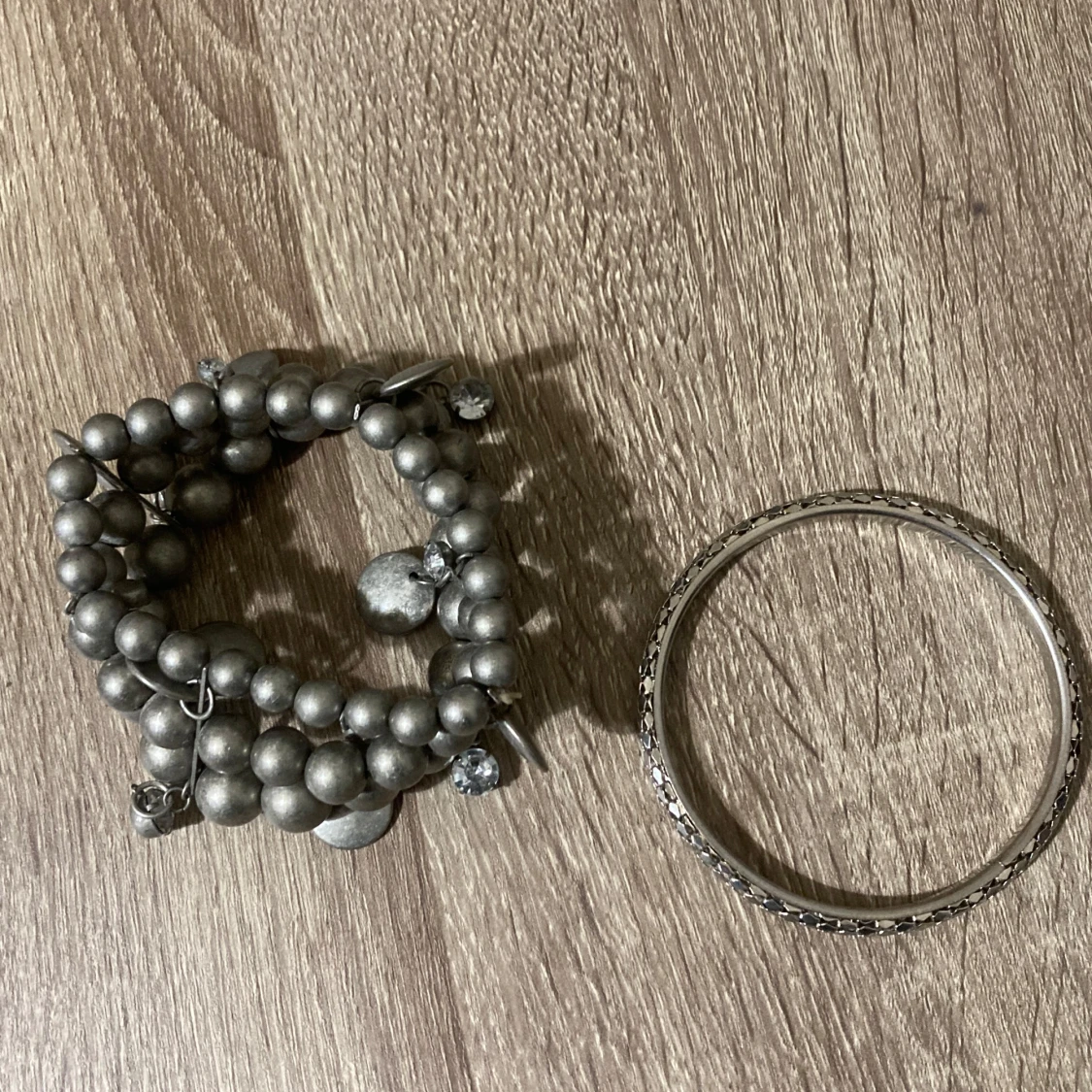 Grått armband och silver bangle - 91