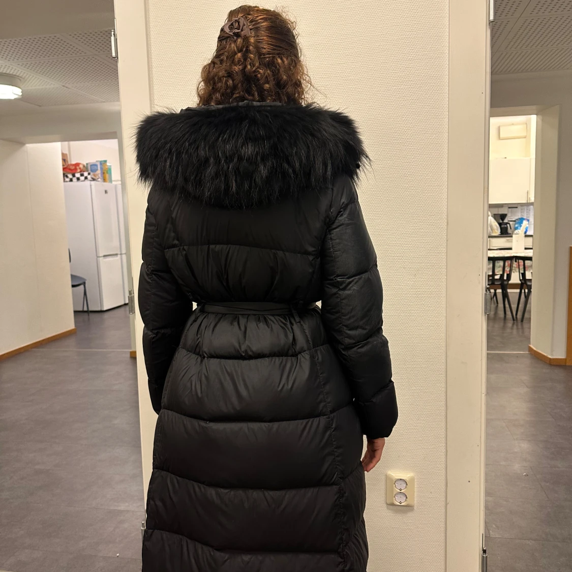 Svart lång dunjacka med pälskrage  - 91