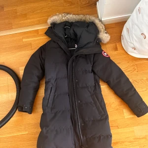 Svart vinterjacka från Canada Goose - Säljer en svart Canada Goose Shelburne Parka i damstorlek XS. Jackan är perfekt för vintern och håller dig varm. Perfekt för kalla dagar! 