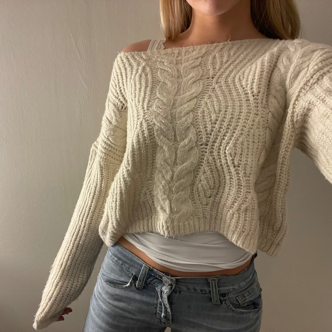 Vit stickad offshoulder tröja - 91