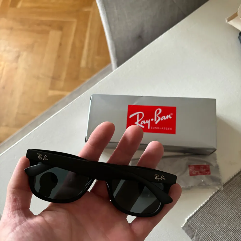 Tjena säljer mina ray ban glasögon. Jätte bra skick 10/10. Övrigt.