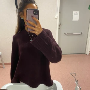 Vinröd  stickad tröja i mohair och ull - Säljer en supermysig vintöd stickad tröja i oversized modell. Perfekt för höst och vinter med långa ärmar och en avslappnad passform. Den är både stilren och bekväm. Materialet är ull blandat med mohair. Super bra skick och använd två gånger endast!