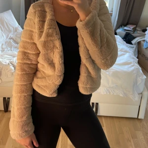 Lurvig jacka perfekt höstjacka - Jacka från Gina trivcot💕tyvärr för liten för mig, den gör även att stänga till med ett knäppe i mitten