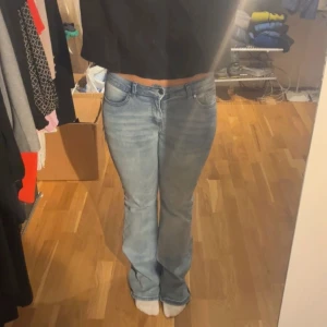 Blå bootcut jeans 💙 - Säljer pga kommer inte till användning 💕
