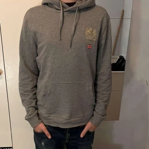 Morris Hoodie - Tja, Säljer nu denna Feta limiterade Morriströja. Tröjan är i bra skick och har inga defekter. Tröjan är i storlek S och Modellen är 170Cm och väger 64Kg.  Fraktar direkt vid köp. Hör av dig i Pm vid frågor. Mvh 