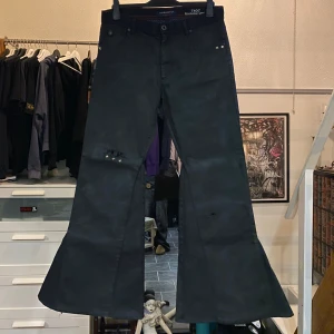 “Waxed” Flared Denim Jeans - Säljer mina handgjorda ”vaxade” flared jeans. Använt en speciell färg som ger samma effekt som att vaxa. Storlek 35/34, midjan är 45cm, längden är 115cm och benöppningen är 44cm. 183cm lång i fitpic bilderna! 