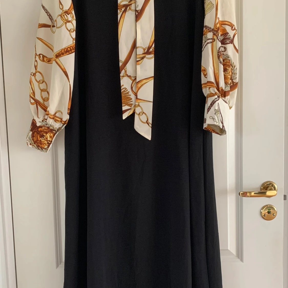 Svart klänning med mönstrade ärmar
