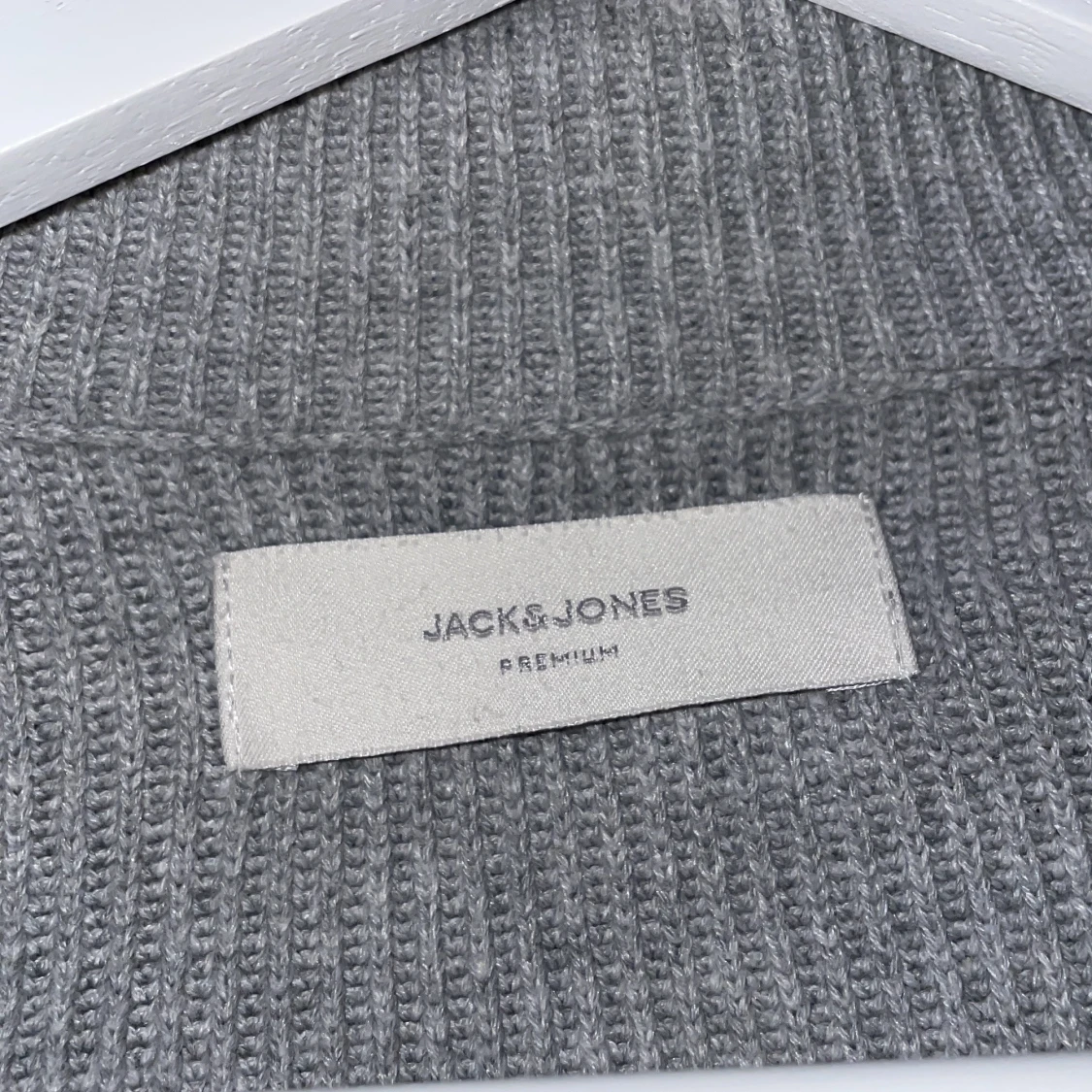 Grå ribbad tröja från Jack & Jones - 91