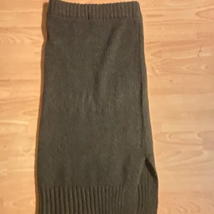 Brun stickad kjol  - Säljer en superfin brun stickad kjol från Gina Tricot. Kjolen är i ett mjukt och bekvämt material, perfekt för höst och vinter. Använd 3,4 gånger så i väldigt braskick, nypris 299kr