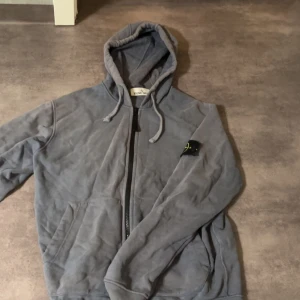 Stone island Kofta - Säljer min Stone island kofta Hyfsat bra Skick Hör av er om ni har några frågor eller vill ha mer bilder🍾