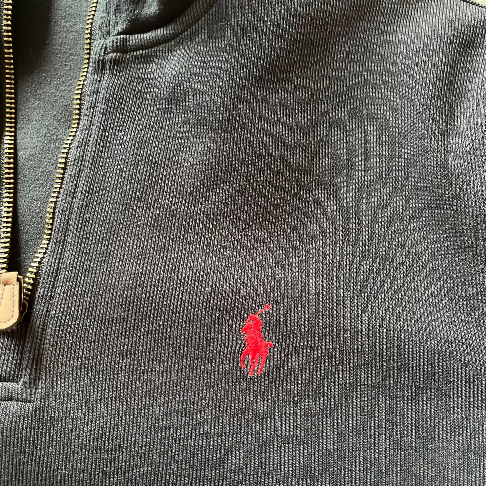 Säljer en stilren svart half zip från Polo Ralph Lauren i storlek M. Perfekt för både vardag och lite finare tillfällen. Superbekväm och lätt att matcha med det mesta! Säljer då den inte passar mig. . Tröjor & Koftor.