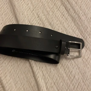 Skärp  - Säljer ett skärp från H&M i skinn. Skärpet är i helt nytt skick och passar de flesta storlekar. Ett måste i garderoben för alla som älskar klassiska accessoarer! Vet tyvärr ej storleken.