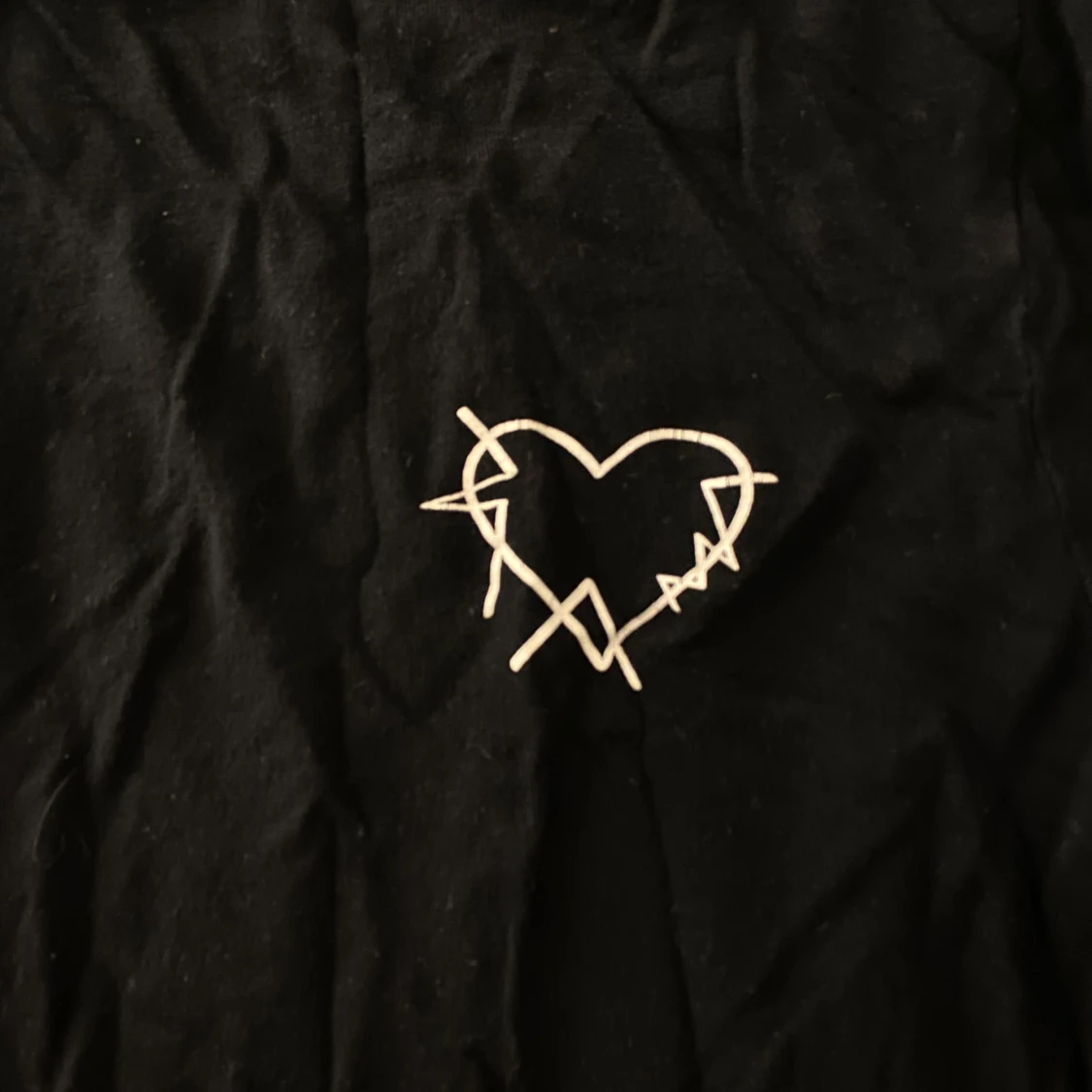 Svart långärmad topp med hjärtdetalj - 90