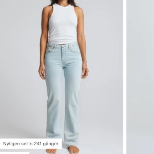 Ljusblå jeansbyxor - Säljer dessa straight jeans från bikbok, de ser lite höga ut på bilden men modellen är Low waist och de sitter mer Low på mig 🦋