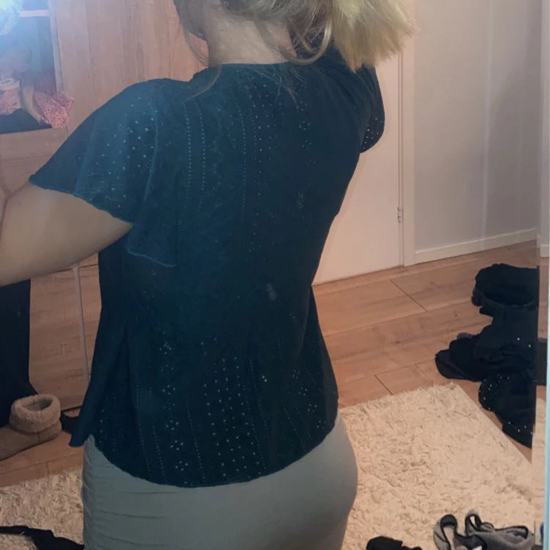 Mörkgrön topp med spetsdetaljer - 90