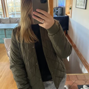 Mörkgrön jacka - Inga slitage eller synlig användning