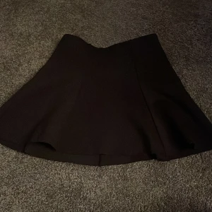 Svart kjol från Lindex Kids - Säljer en enkel och stilren svart kjol från Lindex Kids i storlek 134/140. Perfekt för både vardag och festliga tillfällen. Kjolen har en klassisk passform och är lätt att matcha med olika toppar. Ett måste i garderoben för alla modeintresserade ungdomar!