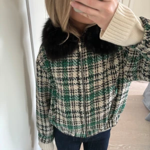 Jacka med pälskrage  - Sjukt snygg jacka från zara med en pälskrage från meotine, kragen är ditsatt med tryckknappar så den går att ta av❤️