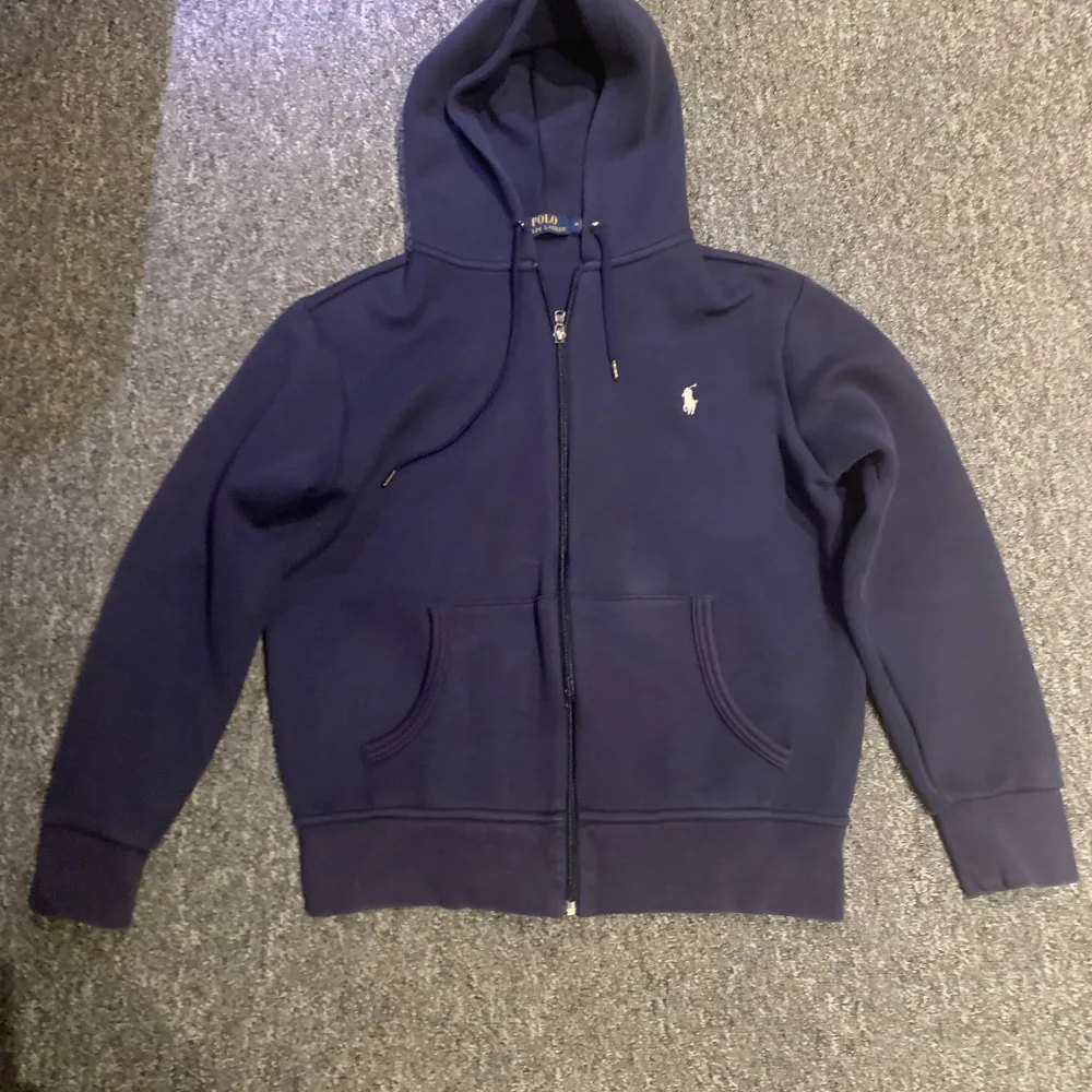 Säljer en snygg mörkblå hoodie från Polo Ralph Lauren i ett väldigt bra skick. OBS! Storleken är juniorstorlek M. Skriv gärna vid fler frågor. Tröjor & Koftor.