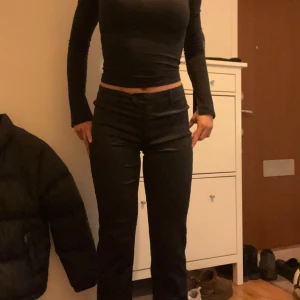 Svarta kostymbyxor - Säljer ett par skit snygga kostym/silkesbyxor som är utsvängda där nere. Säljer pågrund av att dom inte kommer till användning. 