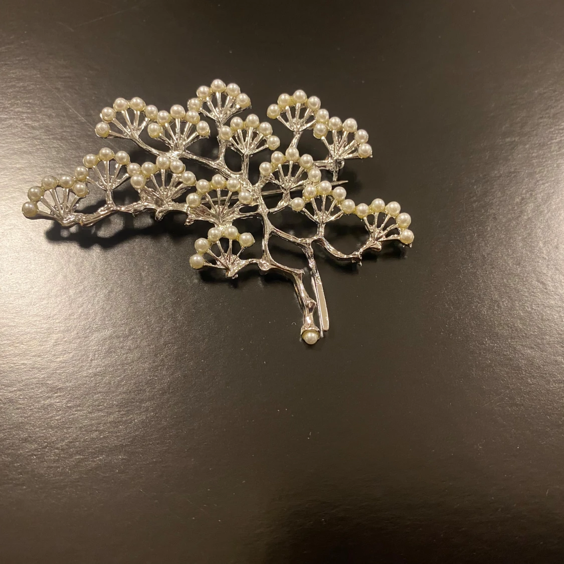 Silvrigt trädformad brosch med pärlor