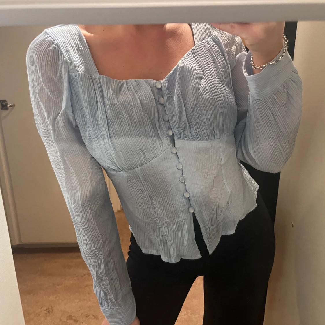 Ljusblå blus med knappar - 91