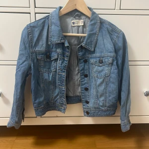 Jeans jacka  - Trekvarts ärmad jeans jacka från Gina tricot. Storlek 38 (inte så stor i modellen). Använt en del men inga skador! 