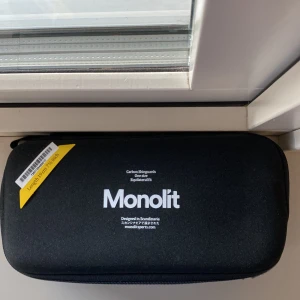 Monolit benskydd , Helt nya! - Säljer ett par Monolit benskydd i kolfiber, helt oanvända. Fick benskydden på ett kalas och har redan ett par, så har valt att sälja dessa. Skicket är 10/10. Ordinarie pris på monolits hemsida är 749. Har ett par av dessa monolit benskydd och de är otroligt hållbara och väger väldigt lite jämfört med andra stormärkens benskydd 