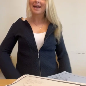  kofta - Säljer en snygg mörkblå kofta med dragkedja framtill. Mycket bra skick då den inte använts så mycket. Storlek M men jag tycker de är mer S. Hör av dig om du har frågor!😇