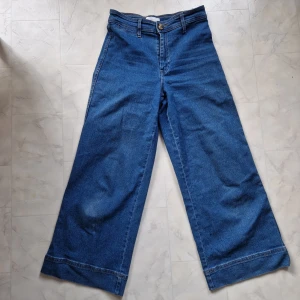 Blå jeansbyxor från H&M - Snygga vida jeans som är mycket bekväma, köpta på artikel2 men jag har endast använt dom en gång då jag bytte stil.  Står storlek 36 men jag är alltid 38 och dom passar jättebra på mig! 🌼