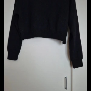 Svart stickad tröja från Forever 21 - Säljer en svart stickad tröja från Forever 21 i storlek M. Tröjan är croppad och har långa ärmar, perfekt för höst och vinter. Den är i bra skick och supermysig att ha på sig. Passar både till vardags och lite finare tillfällen. 🖤