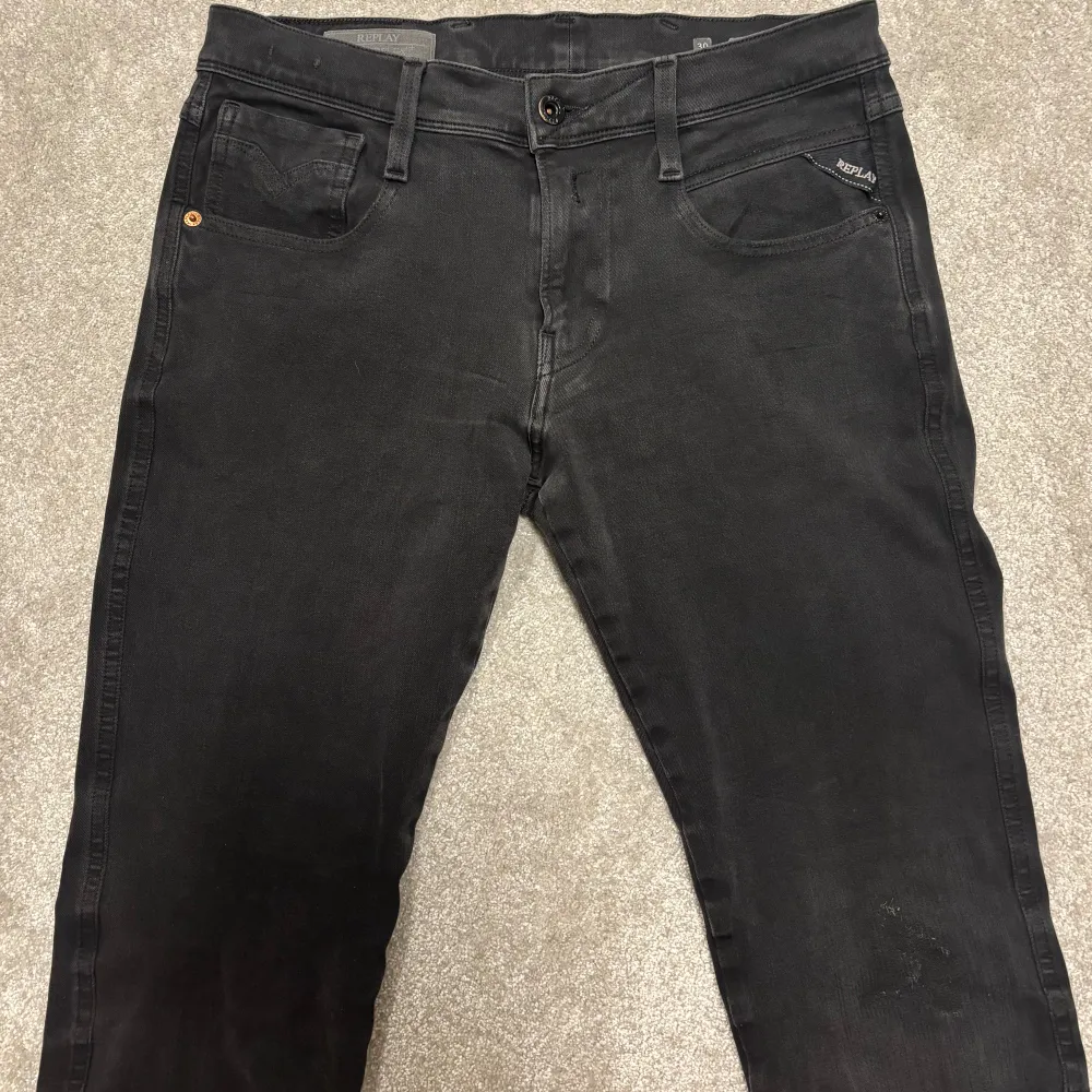 Säljer dessa mörkgrå Replay Anbass jeans (slimfit). Jeansen är överlag bra skick men har blivit lagade på vänstra knät, lagningen är gjord väldigt bra och syns knappt. Size 30. Skriv vid funderingar!. Jeans & Byxor.