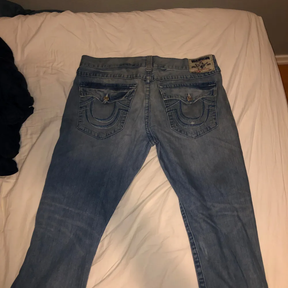 Säljer ett par snygga blå jeans från True Religion. Jeansen är i mycket bra skick. Dma för mer frågor💯. Jeans & Byxor.