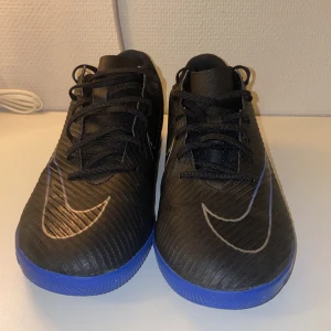 Nike Mercurial Futsal Skor - Säljer ett par varsamt använda futsalskor i nästan nyskick! Skriv vid minsta fundering!