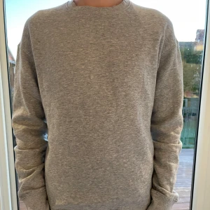 Grå sweatshirt - Säljer en skön och fin grå tröja från Jack Jones. Knappt använd någon gång och är i nytt skick. Storlek S och passar perfekt för de som är runt 170 cm. Skriv vid frågor!