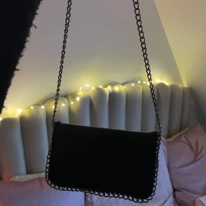 Tiamo väska - Svart tiamo väska. Mindre modell. Jättebra skick! Kan användas med både kort och långt band. 🎀 