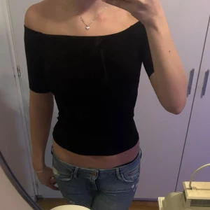 Svart offshoulder topp - Säljer en snygg svart offshoulder topp i storlek XS. Den är i bra skick och passar perfekt till jeans eller kjol. Använt en gång, Inga defekter!