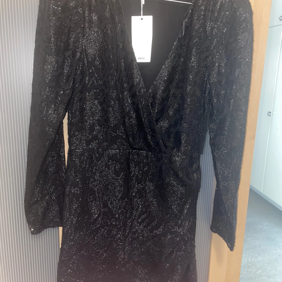 Svart glittrig klänning