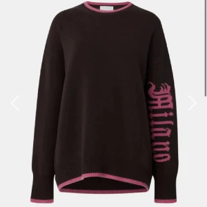 Cloeys / Chloe Schuterman  - Söker en brun tröja med rosa detaljer och texten 'Milano' på ärmen. Tröjan har en avslappnad passform och är perfekt för både vardag och mysiga stunder. Den är långärmad och har ribbade kanter i rosa vid ärmslut och nederkant. 🩷🤎🩷🤎