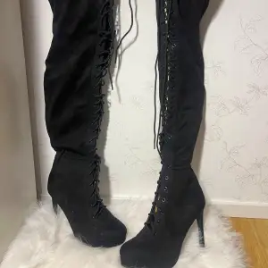 Svarta overknee boots med snörning längst hela skon. Vågar ej exakt vilket skick skorna är i, då jag köpte dem second hand. Men jag har aldrig använt dem och dem ser ut att vara i väldigt fint skick. Inga fläckar etc. Mocka imitation. Storlek 37.