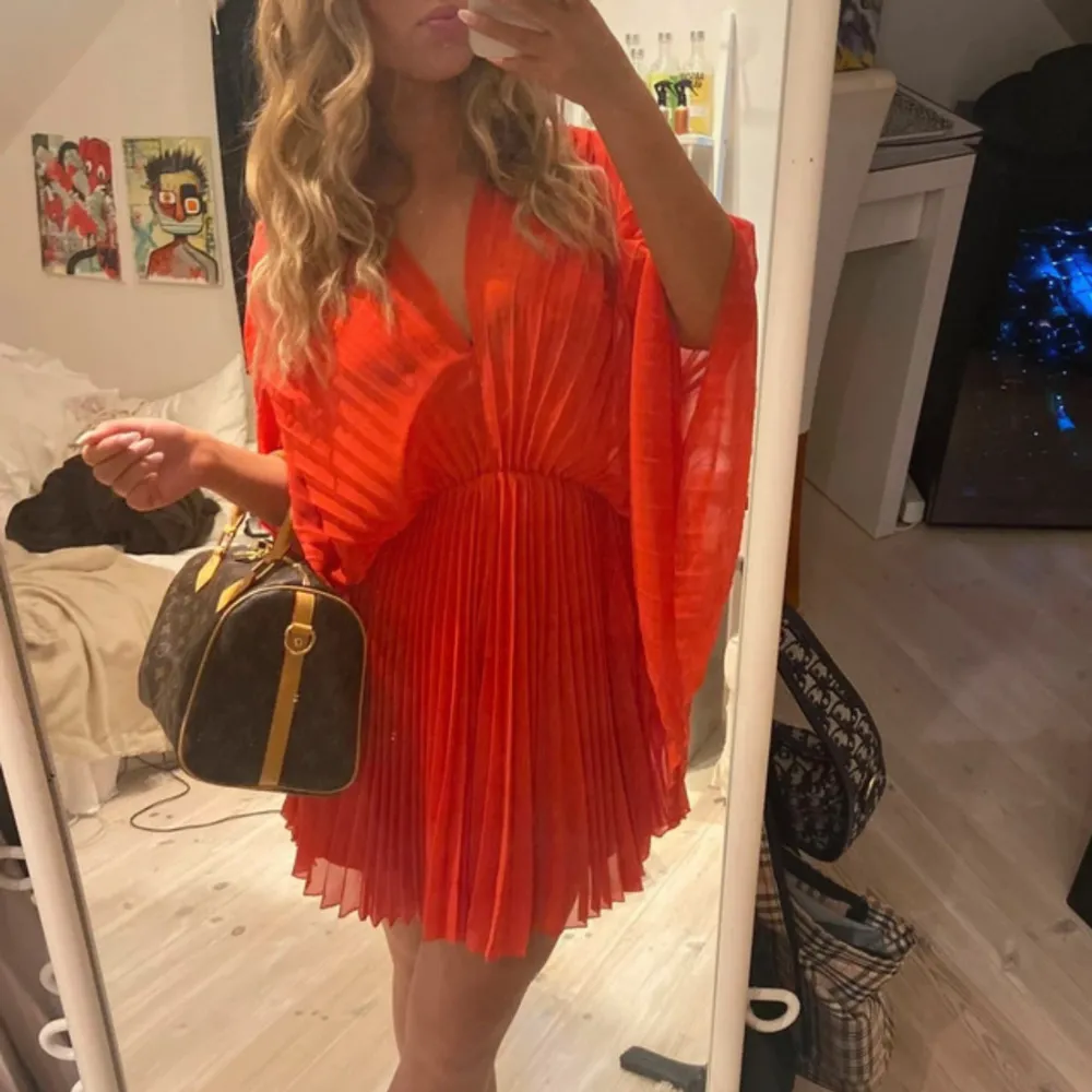 Super fin orange röd klänning! 🥰 lite genomskinlig så behöver underklänning, eller perfekt som beach cover up!! 🩷. Klänningar.