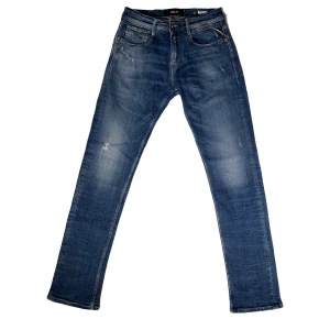 Replay ”Rob” slim fit jeans - ♠️ Strlk : W29, L32 ♠️ Skick: 9/10  ♠️ Perfekt till vardagen men även festligare tillfällen! ♠️ Priset är diskuterbart! ♠️ Nypris 1600:-, vårt pris 599:- 