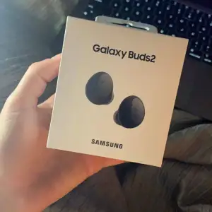 Nya Samsung galaxy buds  Aldrig öppnat helt ny  Skriv dm för intresse